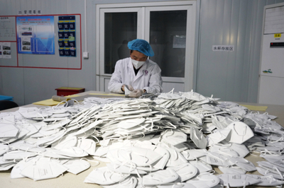 雷天太深入章丘区调研疫情防控物资生产企业 实地了解无纺布口罩生产情况